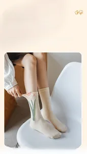 Détail de la broderie tulipe sur les chaussettes mi-hautes en coton extensible
