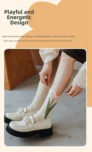 Détail de tulipe brodée sur chaussettes crème avec bord élastique et mocassins blancs
