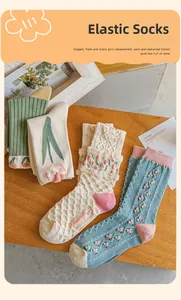 Détail du bord côte élastique et broderie tulipe 3D sur chaussettes en maille coton