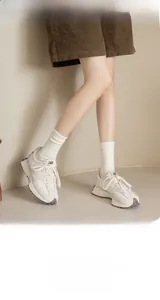 Dettaglio di calzini bianchi in cotone a coste con sneakers casual in pelle