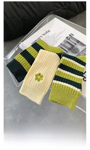 Detailansicht der elastischen Baumwollsocken mit Streifen und Blumenstickerei für Damen