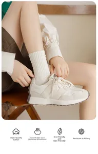Dettaglio di calze a coste in cotone bianco abbinate a scarpe sportive alla moda