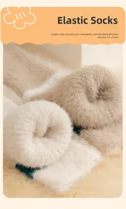 Gros plan du revers élastique sur des chaussettes longues épaisses en velours