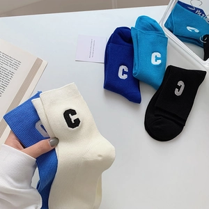 Atmungsaktive Baumwollsocken mit 'C' Stickerei in Marine, Blau, Schwarz und Beige