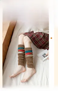 Détails des jambières en peluche marron avec revers tricotés rayés pour l'hiver douillet