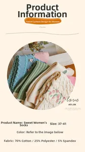 Détail de chaussettes à broderie florale aux tons pastel bleu et vert