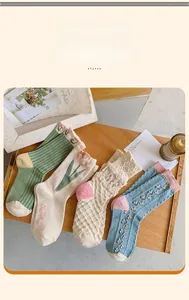 Détail de lot de 4 chaussettes en coton brodées tulipes aux couleurs Morandi