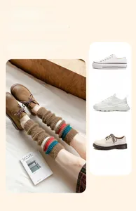 Gros plan sur jambières en maille marron avec rayures rouges et bleues et chaussures