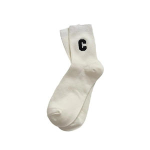 Cremeweiße gerippte Baumwollsocken mit schwarzer C-Stickerei in mittellanger Form