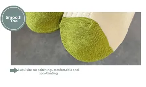 Nahaufnahme der flachen Zehennaht an grün-beigen Baumwollsocken für hohen Komfort