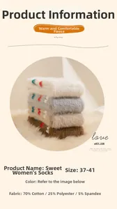 Détail de jambières en peluche douce aux tons neutres avec pois rouges et verts