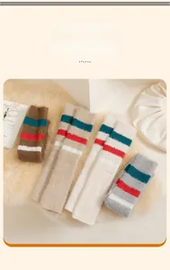 Détail de jambières douces rayées en simili mohair de couleurs marron beige blanc gris