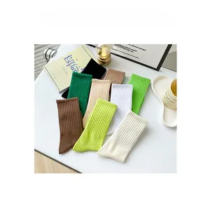 Dettaglio di calzini in cotone a coste in vari colori con decorazioni in stile lifestyle