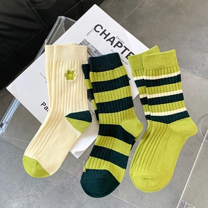 Damen Baumwollsocken Gestreift Blumenstickerei Gerippter Strick Atmungsaktiv Casual Japanischer Stil Mittelhoch