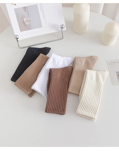 Dettaglio calze in cotone a coste in toni neutri come beige, caffè e bianco puro