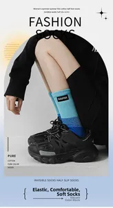 Détail de chaussettes mi-hautes en coton color-block avec étiquette de marque tissée