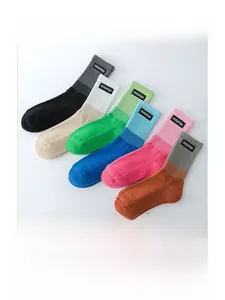 Détail de six paires de chaussettes en coton côtelé colorées avec double maille et étiquettes