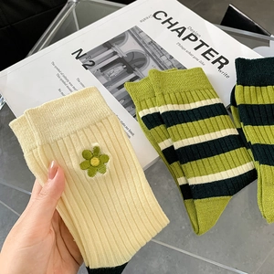 Grüne Baumwollsocken im japanischen Stil mit Vintage-Streifen und Blumenstickerei