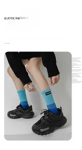 Détail de chaussettes en maille côtelée bleu dégradé avec étiquette tissée et baskets