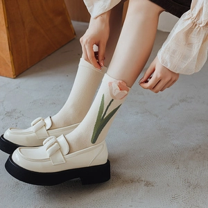 Chaussettes mi-hautes beige à broderie tulipe avec mocassins à plateforme