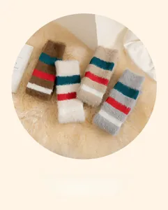 Détail de jambières en cachemire de vison quatre couleurs avec rayures et texture moelleuse