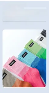 Détails de chaussettes en coton respirant colorées avec logo dans une palette vive