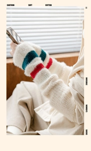 Détail de chaussettes hautes en peluche douce à rayures blanc cassé et vert foncé