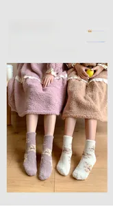 Nahaufnahme dicker Korallenvlies-Socken mit Bärenmuster in Lavendel und Cremeweiß