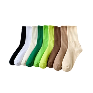 Set di calze a costine da donna in nove tinte unite su sfondo bianco neutro