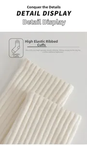 Dettaglio calzini in maglia crema con polsini a coste elasticizzati e trama verticale fine