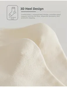 Dettaglio del tallone 3D a forma di Y su calze di cotone crema per vestibilità