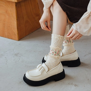 Chaussettes à broderie florale et bordure volantée avec mocassins beiges chics
