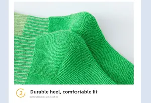 Détail du talon renforcé et texture tricotée de la chaussette de sport vert vif