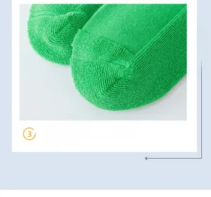 Gros plan sur la couture sans couture des orteils des chaussettes de sport vertes tricotées