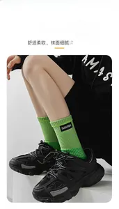 Détail de chaussettes en coton côtelé vert vif avec étiquette et baskets compensées