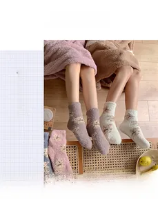 Dicke Korallenfleece-Socken mit süßem Bärenmuster in Pastelltönen für warme Winterfüße