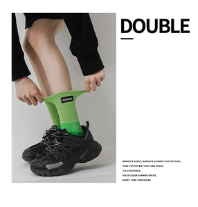 Détail des chaussettes de sport vert vif avec texture côtelée et étiquette de marque tissée