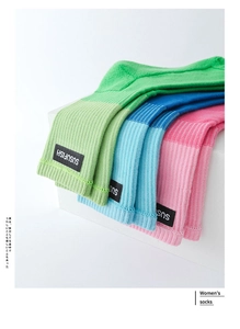 Détail de chaussettes de sport en coton coloré avec texture côtelée et étiquette tissée