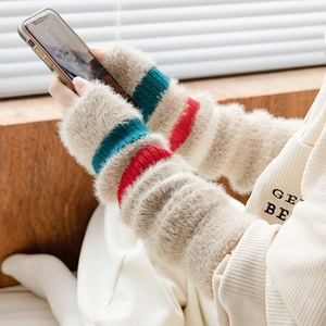 Jambières en fausse fourrure beige avec rayures rouges et vertes pour l'hiver douillet