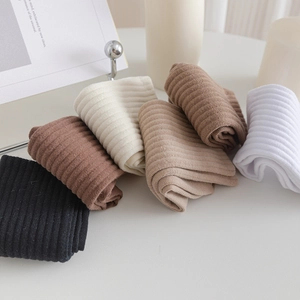Set di calze da donna in maglia a costine in colori neutri su uno sfondo bianco pulito