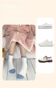 Détail de chaussettes en polaire corail avec nœud et conseils de style de chaussures