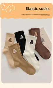 Détail des bords-côtes élastiques sur chaussettes en coton avec broderie de la lettre A