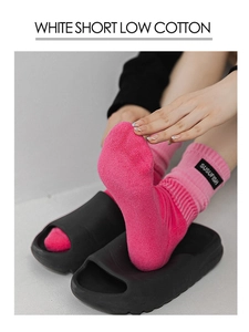 Gros plan de chaussettes de sport roses en coton avec poignets côtelés et étiquette SUSUFISH