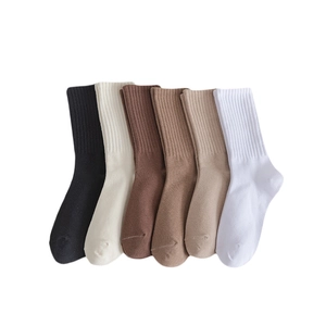 Set di sei paia di calzini in maglia a coste in tonalità neutre per uso casual