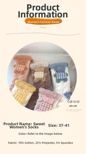 Détail de chaussettes épaisses en polaire corail avec écusson ours et spécifications
