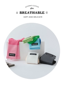 Détail de chaussettes en coton respirant aux tons pastels avec logo tissé de qualité