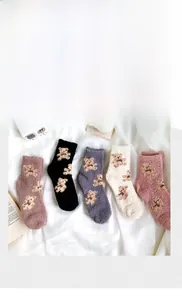 Nahaufnahme von fünf Paar dicken Korallenvlies-Socken mit süßen Bärenmustern