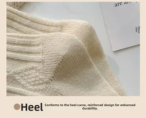 Detail of reinforced heel and ergonomic curve on cream-colored knitted wool socks