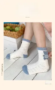 Détail de chaussettes en molleton corail avec décor d'ours 3D en intérieur