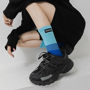 Chaussettes de sport dégradé bleu avec texture côtelée et étiquette tissée pour un look urbain
